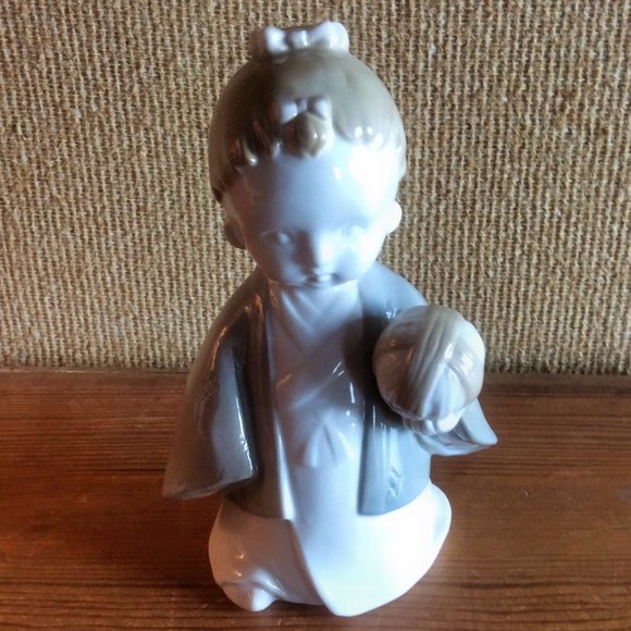 Elegant Toyo Traditional Japanese Child With Ball Porcelain Figurine, Unique Hom - Picture 2 of 5